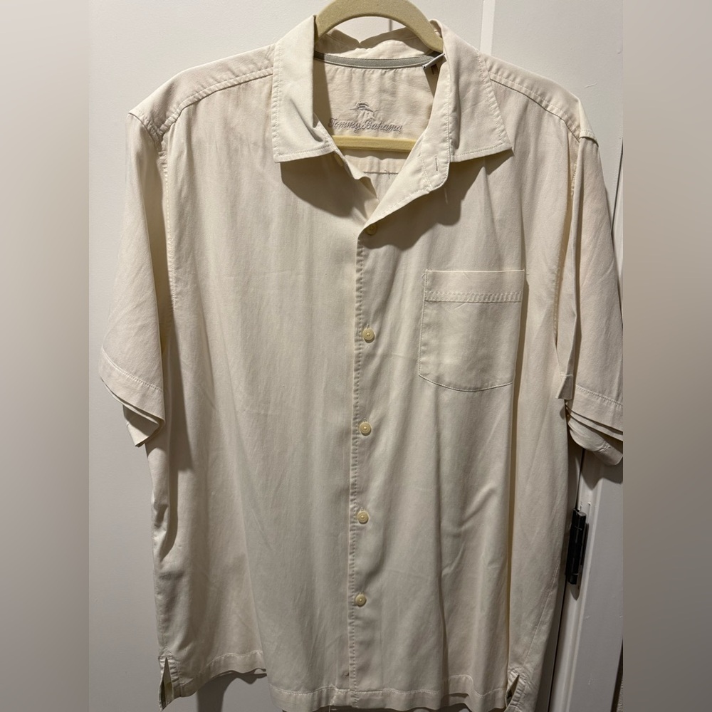 Tommy Bahama Men’s Short Sleeve Button-Down Shirt in Cream. Size Large